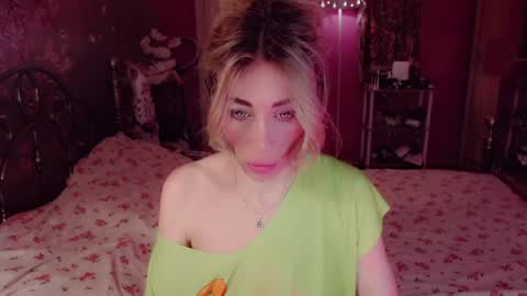 Snapshot of nicole_g0ld_ chatting on May 30, 2026, 10:29 pm Nicole online show from May 30, 2026, 10:29 pm