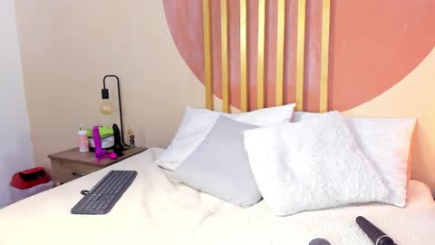 N i c o l e  online show from February 21, 2026, 8:10 pm