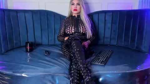 Snapshot of nicollette_miller chatting on March 4, 2025, 12:22 pm Nicollette Miller online show from March 4, 2025, 12:22 pm