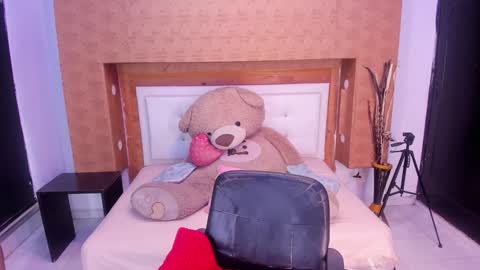 nicolysofi online show from January 7, 2025, 11:05 am