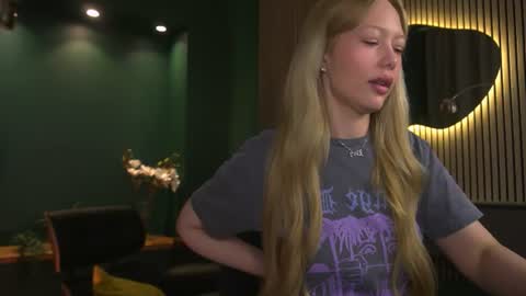 Snapshot of nika_dream_ chatting on June 24, 2026, 9:25 pm LIana online show from June 24, 2026, 9:25 pm