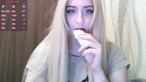 Nikki Roseanna online show from December 1, 2025, 1:16 pm