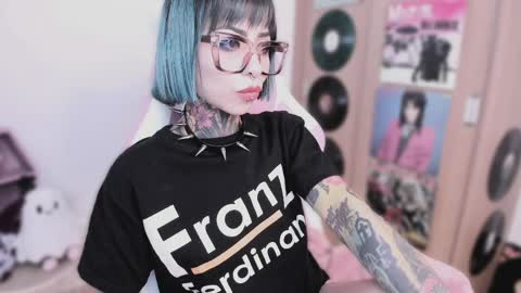 Nikki Ramone   online show from April 1, 2026, 1:41 pm