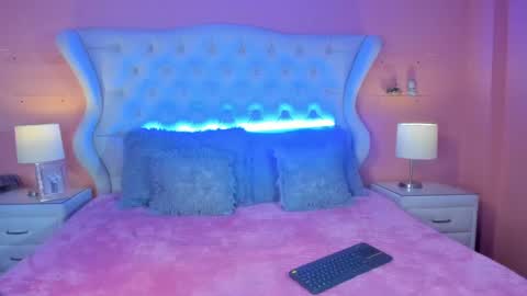 Y E S I online show from April 14, 2026, 7:53 pm