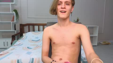 Snapshot of nikompell chatting on January 1, 2025, 1:47 am niko online show from January 1, 2025, 1:47 am