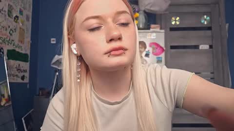 Isabella online show from March 10, 2026, 12:43 pm