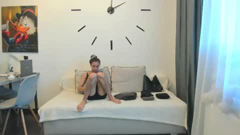 Bella online show from June 19, 2026, 2:54 pm