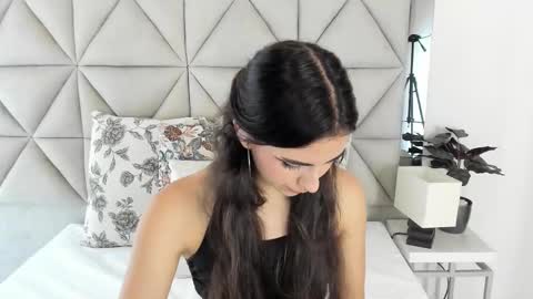 Snapshot of nina_pons chatting on October 6, 2025, 8:17 pm Nina online show from October 6, 2025, 8:17 pm