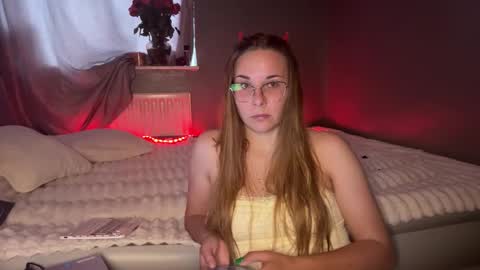 Snapshot of ninaglow_ chatting on October 4, 2025, 10:35 am ninaglow_ online show from October 4, 2025, 10:35 am