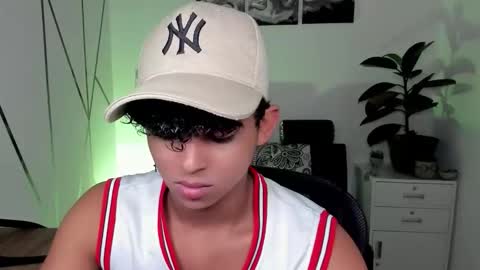 noah_smith04 online show from November 11, 2025, 1:22 pm