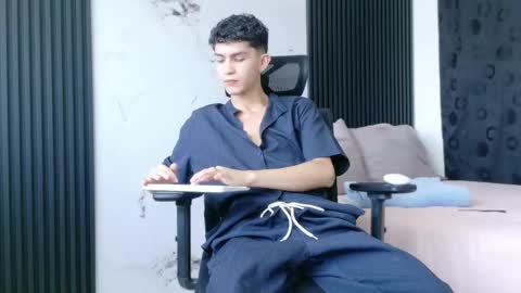 noah tyler  online show from December 5, 2025, 5:42 pm