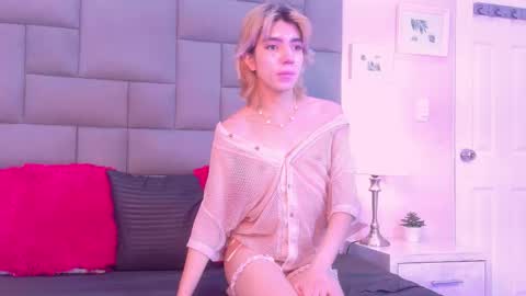 Snapshot of noahbells chatting on December 22, 2025, 12:02 pm Noah online show from December 22, 2025, 12:02 pm