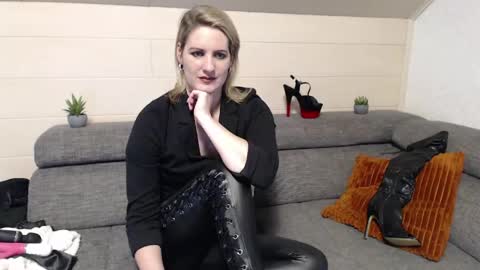 Snapshot of nora_noxx chatting on April 3, 2026, 9:35 pm NoraNoxx online show from April 3, 2026, 9:35 pm