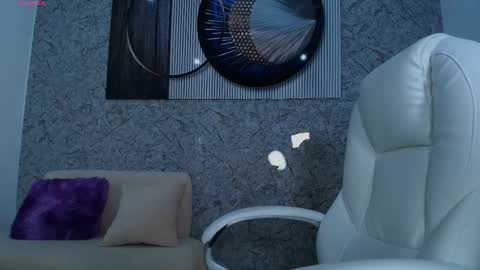 independent model online show from October 28, 2025, 5:37 pm