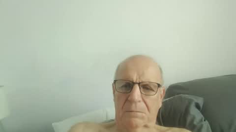 Snapshot of oggi95 chatting on September 15, 2025, 3:01 pm oggi95 online show from September 15, 2025, 3:01 pm