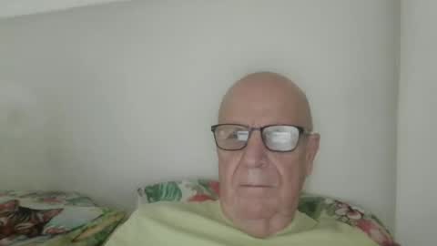 Snapshot of oggi95 chatting on October 6, 2025, 10:12 am oggi95 online show from October 6, 2025, 10:12 am