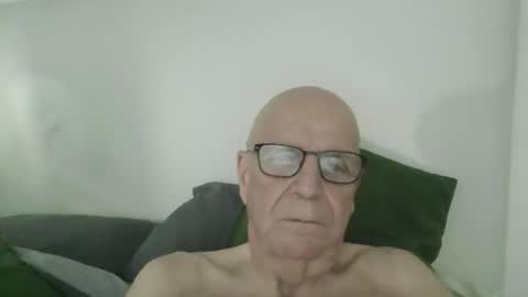 Snapshot of oggi95 chatting on November 10, 2025, 3:22 pm oggi95 online show from November 10, 2025, 3:22 pm