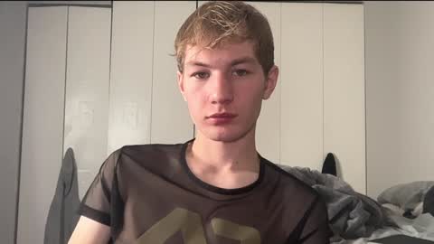 Snapshot of oliver_beck chatting on December 16, 2024, 2:25 am Oliver Beck online show from December 16, 2024, 2:25 am