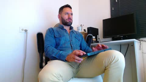 oliver online show from April 1, 2026, 1:52 pm