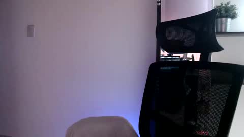 oliviaaa__ online show from November 18, 2025, 4:11 pm
