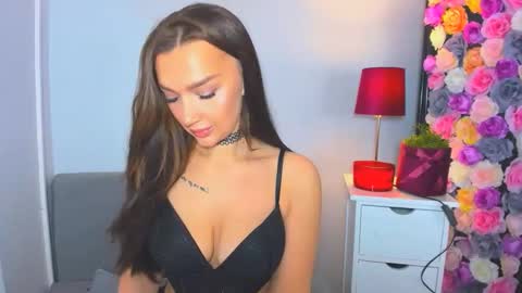 OliviaWomen online show from October 22, 2025, 6:35 am