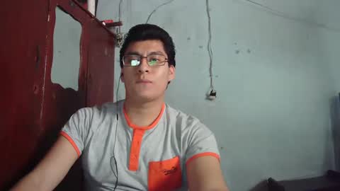 Snapshot of oomaurooo chatting on December 18, 2024, 9:29 pm oomaurooo online show from December 18, 2024, 9:29 pm