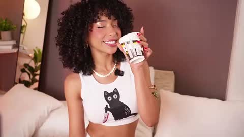 Snapshot of oshun_25 chatting on June 26, 2026, 9:30 pm Oshun online show from June 26, 2026, 9:30 pm