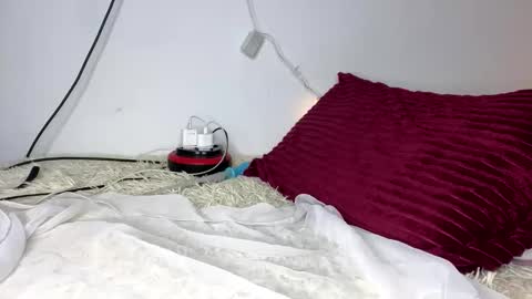 oumaimasoufaine66 online show from November 17, 2025, 11:10 pm