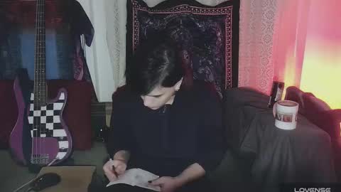 In bio online show from December 5, 2025, 1:42 pm