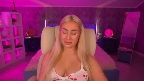 Lia online show from April 27, 2026, 2:04 pm