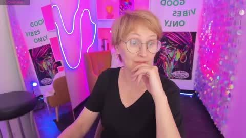 Snapshot of paris_cherry chatting on May 3, 2026, 5:41 pm Paris online show from May 3, 2026, 5:41 pm