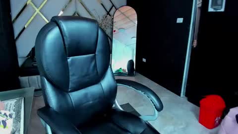 paris petit online show from April 14, 2026, 8:04 pm