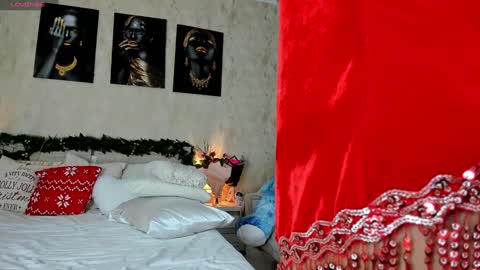 Snapshot of paris_x_hilton chatting on December 24, 2024, 5:05 am Paris online show from December 24, 2024, 5:05 am