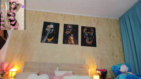 Snapshot of paris_x_hilton chatting on February 24, 2025, 5:00 am Paris online show from February 24, 2025, 5:00 am