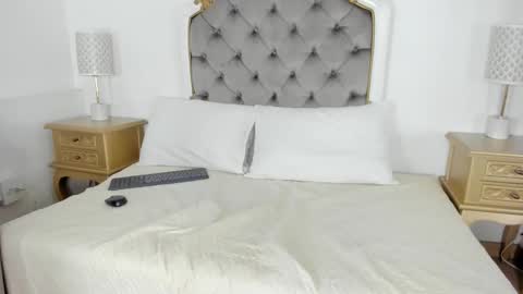 paulina lux online show from March 11, 2026, 8:26 pm