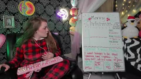 Snapshot of pawggoddess778 chatting on December 26, 2024, 2:01 am ArtsyHeartsyy online show from December 26, 2024, 2:01 am