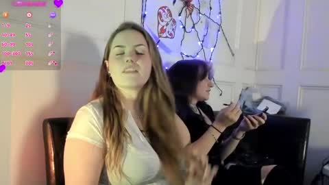 Snapshot of pawggoddess778 chatting on January 21, 2025, 4:54 am ArtsyHeartsyy online show from January 21, 2025, 4:54 am