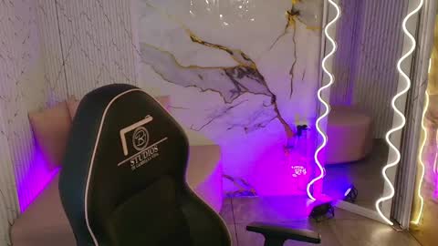 peachy_tay online show from April 12, 2026, 11:26 am