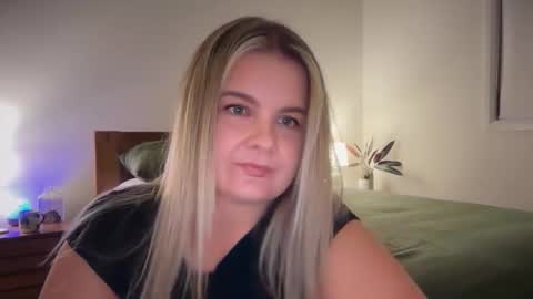 peachyrose_ online show from April 16, 2026, 8:15 am