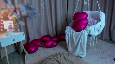 Snapshot of pearl_bloom chatting on February 28, 2026, 12:00 am Sex Leah online show from February 28, 2026, 12:00 am