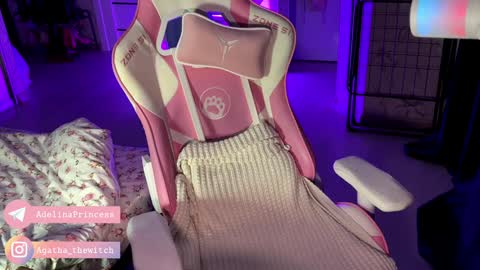 Snapshot of pearlprincess_ chatting on December 16, 2024, 12:48 am Adelina online show from December 16, 2024, 12:48 am