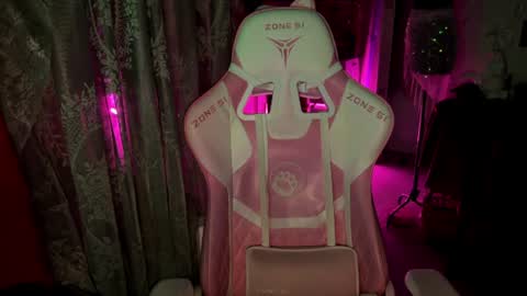 Snapshot of pearlprincess_ chatting on July 15, 2026, 12:38 am Adelina online show from July 15, 2026, 12:38 am