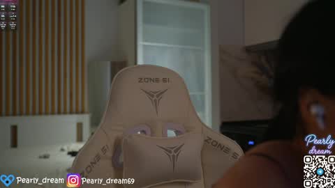 Snapshot of pearly_dream chatting on April 18, 2026, 12:09 pm Leo online show from April 18, 2026, 12:09 pm