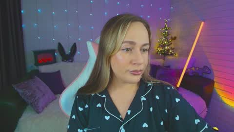 Dia  online show from December 25, 2024, 11:42 pm