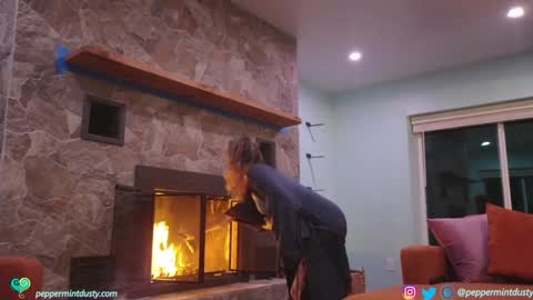 Peppermint and Dusty  online show from November 30, 2025, 2:37 am