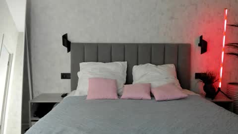 Snapshot of peroona chatting on December 2, 2025, 8:41 am Mia online show from December 2, 2025, 8:41 am