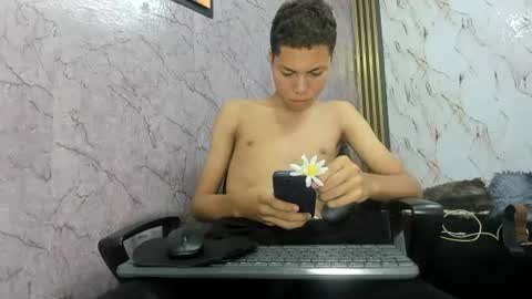 Snapshot of petal_bigx19 chatting on July 13, 2026, 7:16 pm petal_bigx19 online show from July 13, 2026, 7:16 pm