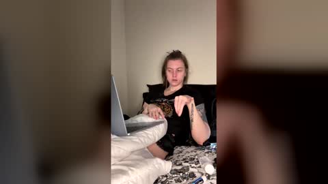Snapshot of petiteratt chatting on April 15, 2026, 7:54 pm I am very new and dont know what im doing lol online show from April 15, 2026, 7:54 pm