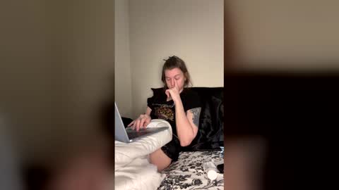 Snapshot of petiteratt chatting on April 15, 2026, 7:58 pm I am very new and dont know what im doing lol online show from April 15, 2026, 7:58 pm
