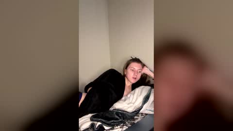 Snapshot of petiteratt chatting on April 24, 2026, 10:56 pm I am very new and dont know what im doing lol online show from April 24, 2026, 10:56 pm